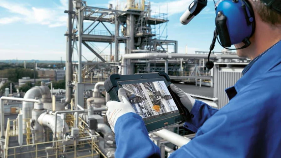 safety specialist using intrinsically safe tablet